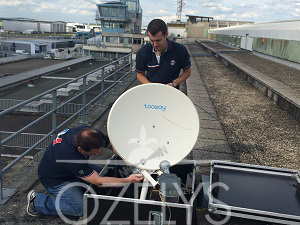 Installation de l’antenne satellite d’Aérostar TV. © Ozelys