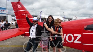 Merci à la Fédé pour cet avion à notre nom. Mais la couleur ne va pas du tout, il faut le renvoyer à l’atelier et changer pour un bleu Klein. © Ozelys 