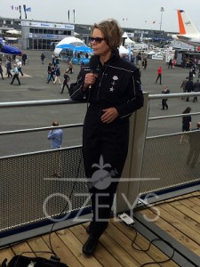 Catherine Maunoury, directrice du musée de l’Air et de l’Espace, accorde une itw en direct à France 3, avant d’effectuer sa démonstration de voltige. © Ozelys