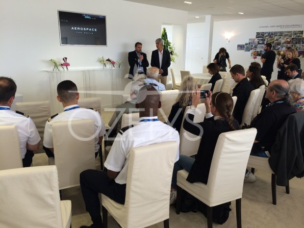 Eric Magnan et François-Olivier Robin présentent leur dernière pépite. Lancement presse du film Aerospace, au chalet du président du GIFAS. © Ozelys 