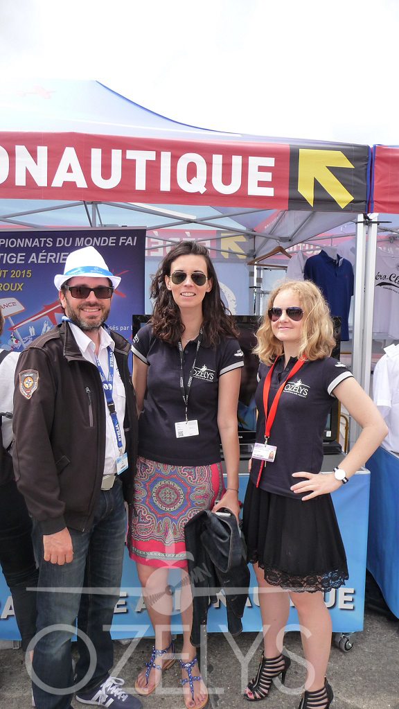 La Fédération Française Aéronautique a un emplacement de choix : en plein cœur du tarmac. Stratégique pour le recrutement d’adhérents et de visiteurs aux championnats du monde de voltige qui approchent. © Ozelys