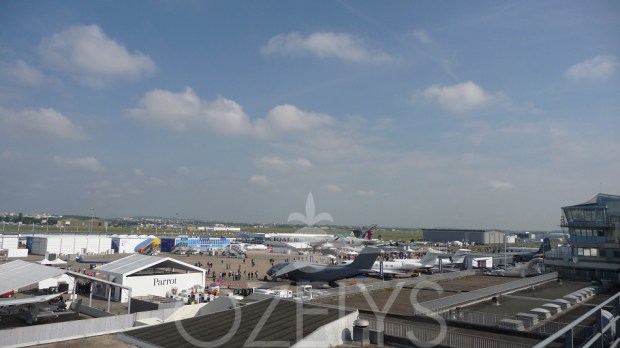 Vue sur le salon depuis l’agence. © Ozelys