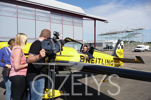 Tout le Sport était présent lors des derniers entraînements pour tourner un reportage complet sur l'équipe de France. Mikael Brageot a répondu à quelques questions à bord de son Extra 330 SC. © Ozelys
