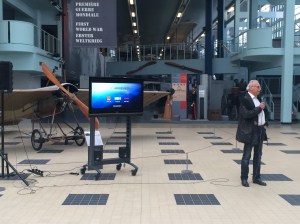 Bernard Chabbert, président de la chaîne, souffle la 1re bougie au musée de l’Air et de l’Espace. © Ozelys 