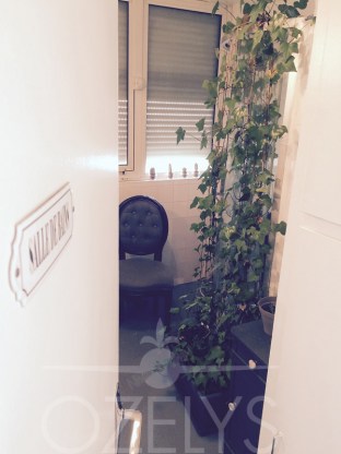 La salle de bain. Peu banal dans une entreprise nous direz-vous. C’est le seul élément de l’appartement qui a été conservé en l’état, hormis la peinture au sol couleur tarmac, à laquelle est assortie la décoration « shabby chic ». Un espace qui nous est bien utile pendant le Salon du Bourget par exemple. La douche est camouflée par du lierre qui se plaît bien là (ah oui, des plantes vertes, il y en a un peu partout).