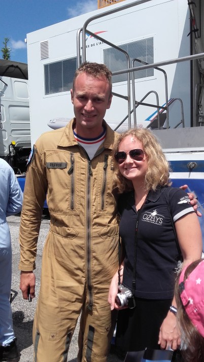 Polo Ozleys porté aux côtés du Champion du monde et Champion de France en titre de voltige aérienne Unlimited, le capitaine Alexandre Orlowski. © Ozelys