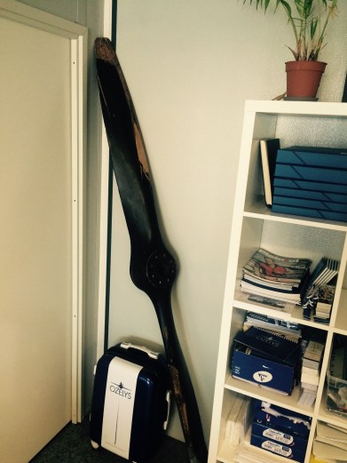 Une partie des meubles et des archives est restée dans les bureaux en travaux. Mais hors de question de se séparer de notre hélice, ni de notre valise. © Ozelys