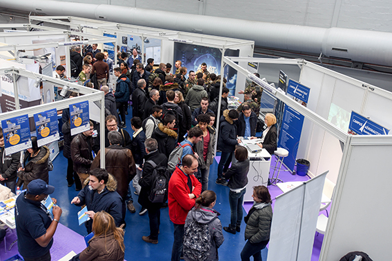 En 2016, la 24e édition a accueilli plus de 6 000 visiteurs, animé 30 conférences thématiques et rassemblé 61 exposants de 11 nationalités. © Aviation et Pilote