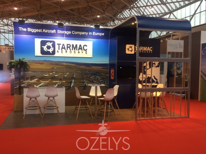 Dernières vérifications de l’équipe Ozelys, avant l’ouverture du salon et l’arrivée du client. © Ozelys 