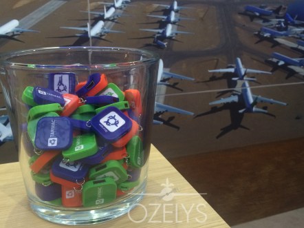 Les clés usb de Tarmac Aerosave ont fait le buzz. Nous nous sommes amusés à dire qu’elles nécessitent un « type rating ». En effet, certains ingénieurs avaient peine à les ouvrir ! C’est avec ce genre de détail que l’on marque les esprits. © Ozelys 